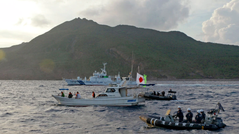 日本多船强闯钓鱼岛,中国海警强势驱离,双方距离非常近