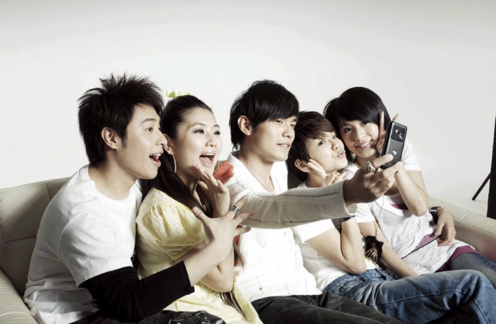 e可是当年全亚洲最红的女子组合,与周杰伦,潘玮柏两人一起合拍动感