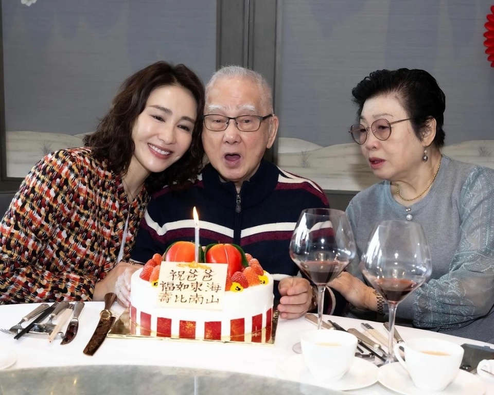 难得的是,黎姿老公马廷强每次都不会缺席黎姿家人的生日,真的很疼爱