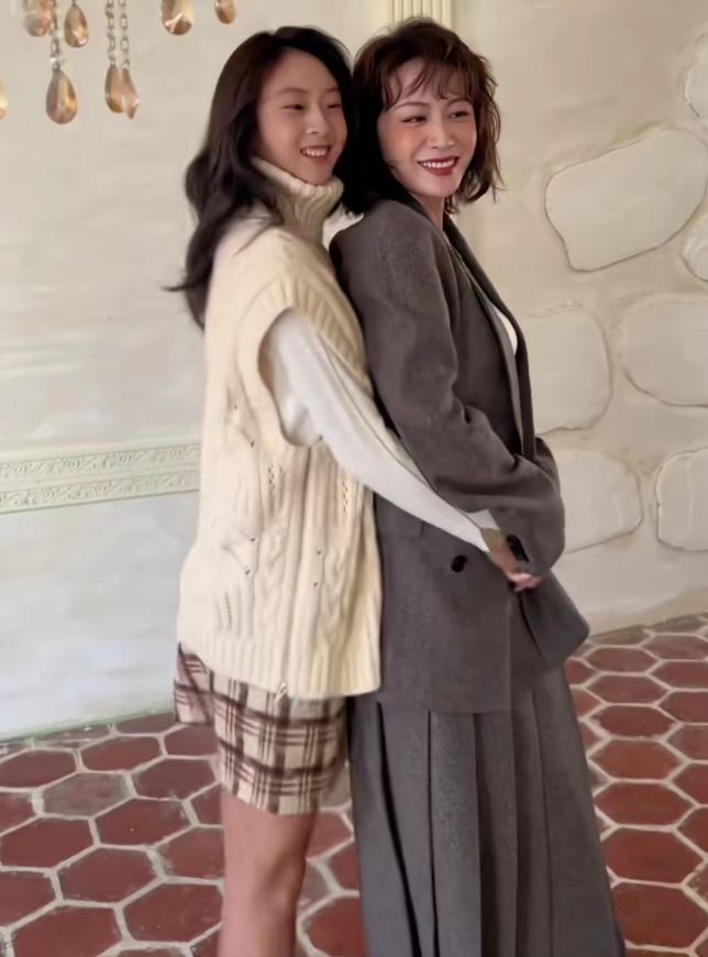 田亮叶一茜带儿女拍全家福,小亮仔暴风抽高,森碟留卷发又高又美_腾讯