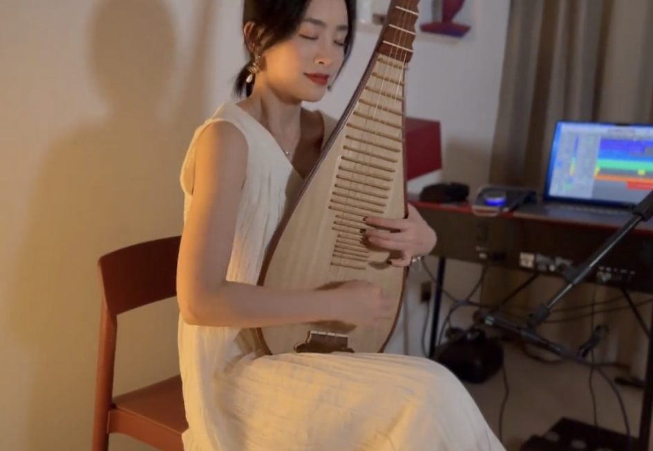 在视频的中间,霍尊还切换了另一个角度,女友施冰岚