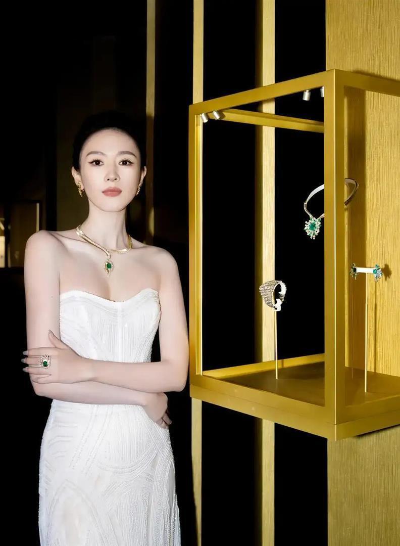 童瑶前凸后翘，身穿抹胸长裙气场强大，干练不失女人味！-腾讯新闻