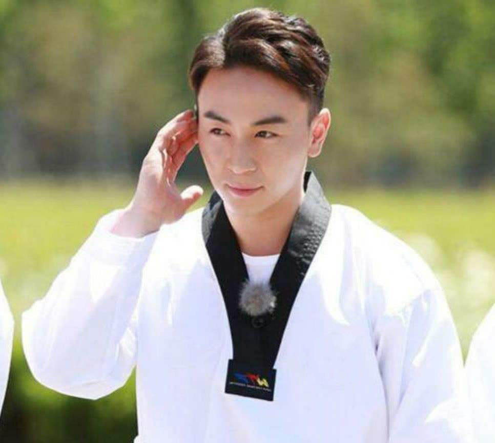 34岁释小龙减肥成功,挥舞双节棍帅气十足,被曝已低调结婚生女_腾讯