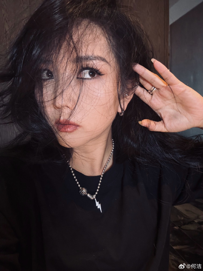 何洁瘦身成功后超自信,晒怼脸拍美到不敢认,全包眼线太飒了_腾讯新闻