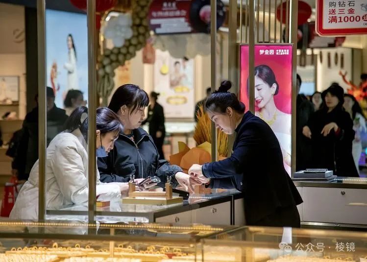 小县城挤进19家金店,黄金卖爆了,老板却称赚钱越来越难