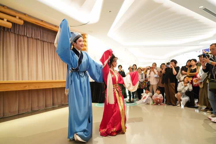 梁谷音,张铭荣等主演的昆剧电影《邯郸记》在宛平剧院展映,让观众在