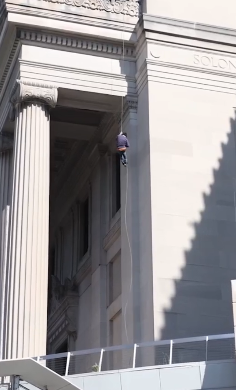 纽约一博物馆"沦陷",示威者爬上屋顶抗议以色列,警察被打惨了