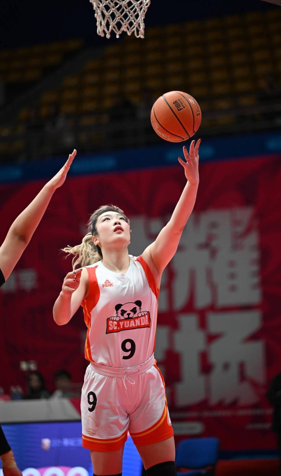 披戎裹发为家乡",3月19日,李梦在社交媒体发文表示,为了随中国女篮