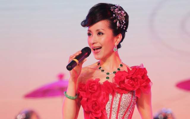 48岁歌手汤灿复出,受邀登台演唱气场强大,戴名贵珠宝身材纤瘦_腾讯