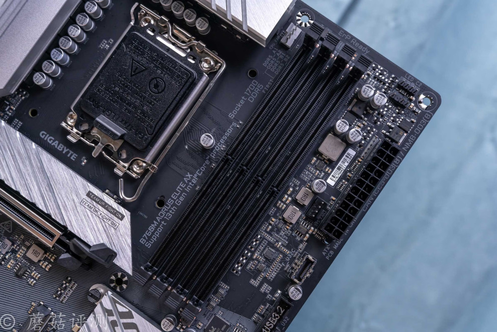 出色用料漂亮颜值技嘉b760m小雕wifi主板拆解评测