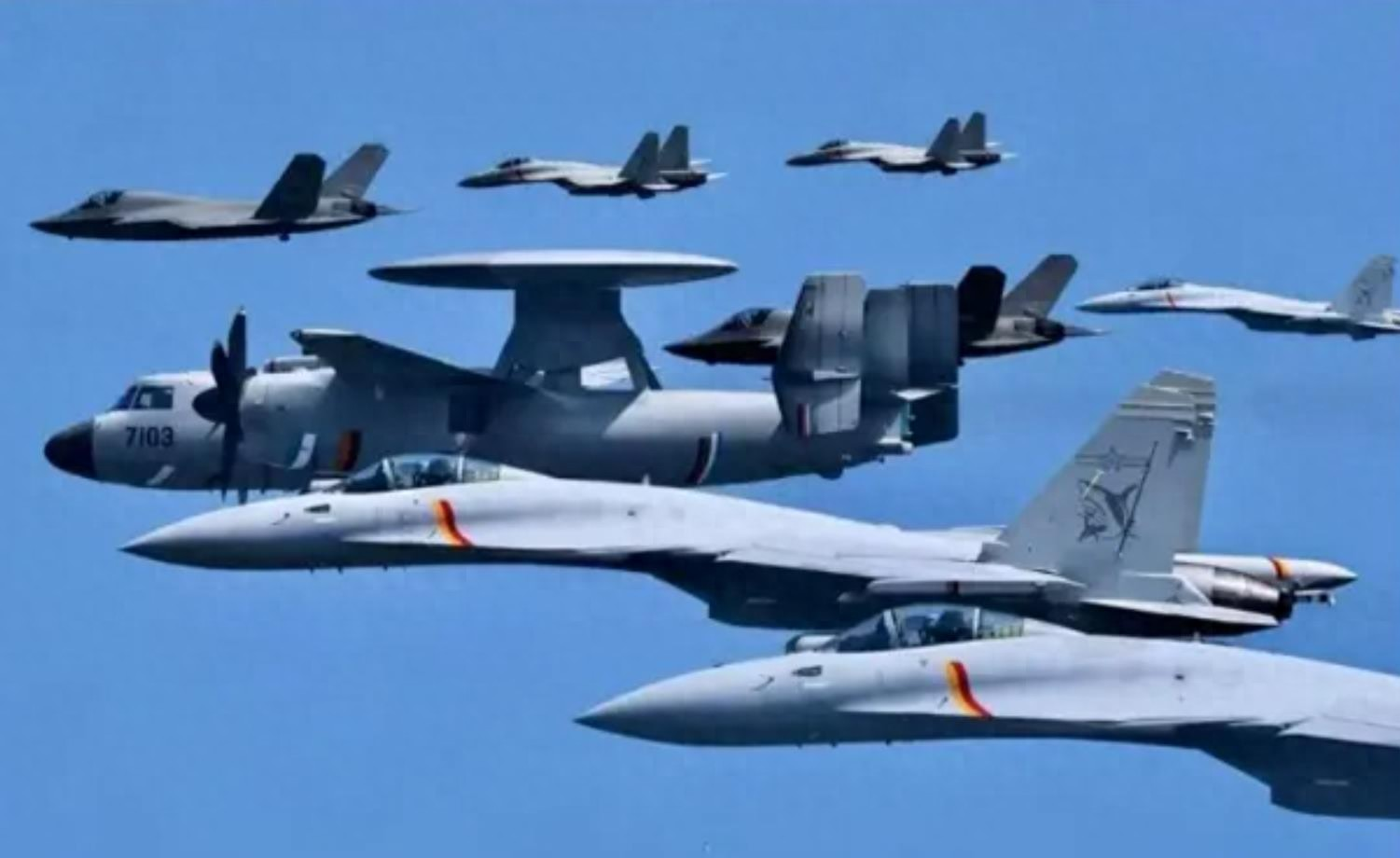 解放軍出動36機艦，台防務部門炒作：三面圍台 - 