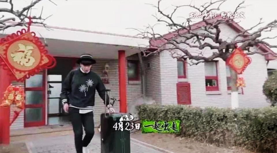 张若昀在北京的"四合院"火了,客厅竟摆红绿灯,颠覆我的想象!