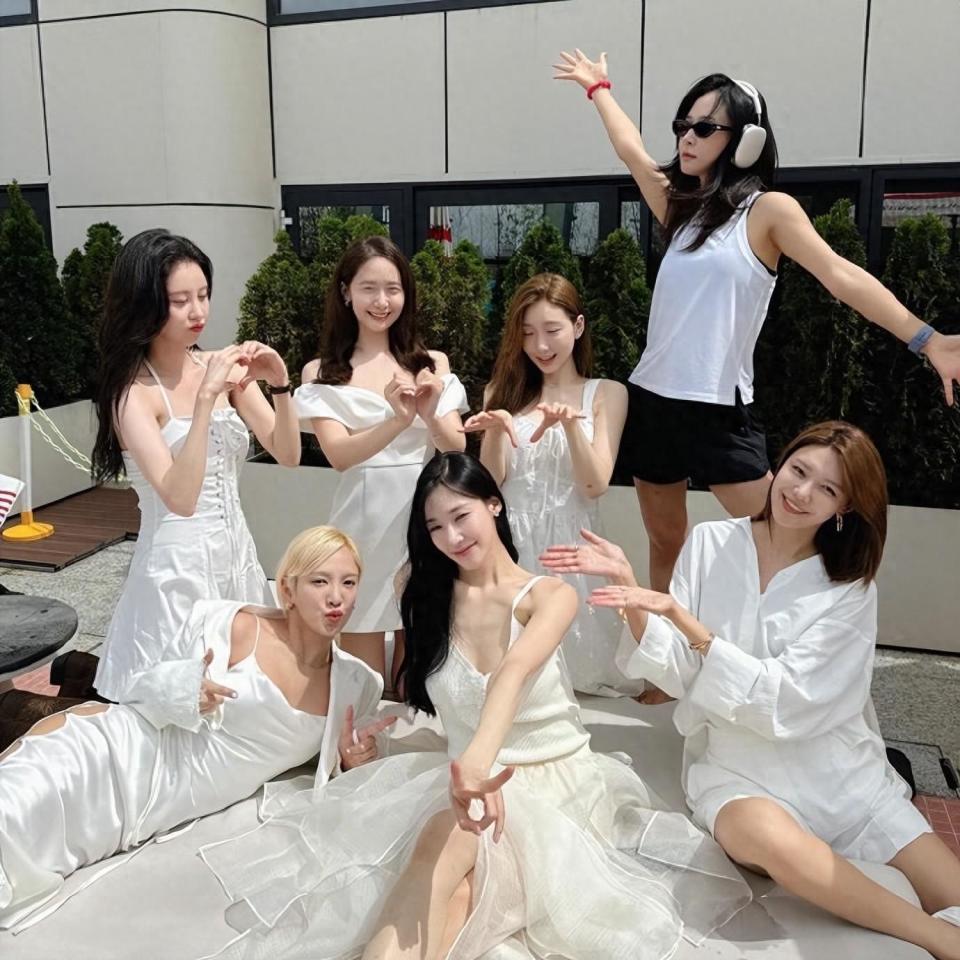 少女时代成员齐聚一堂,庆祝出道17 周年,缺席成员用合成照片替代