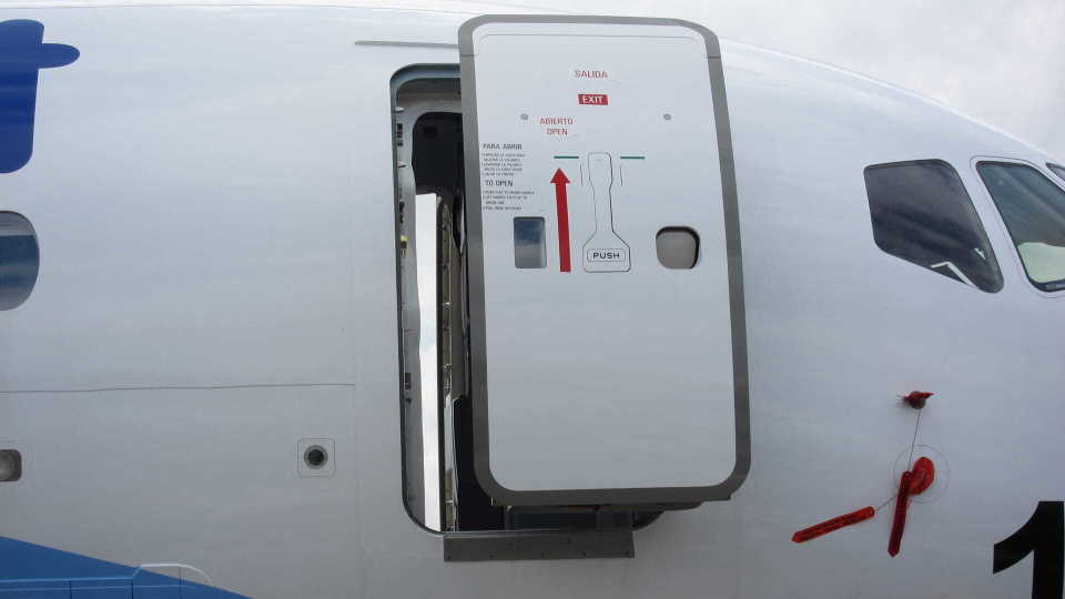 韩国一客机舱门在飞行中被乘客强行打开,巨大气流席卷机舱数十人受伤