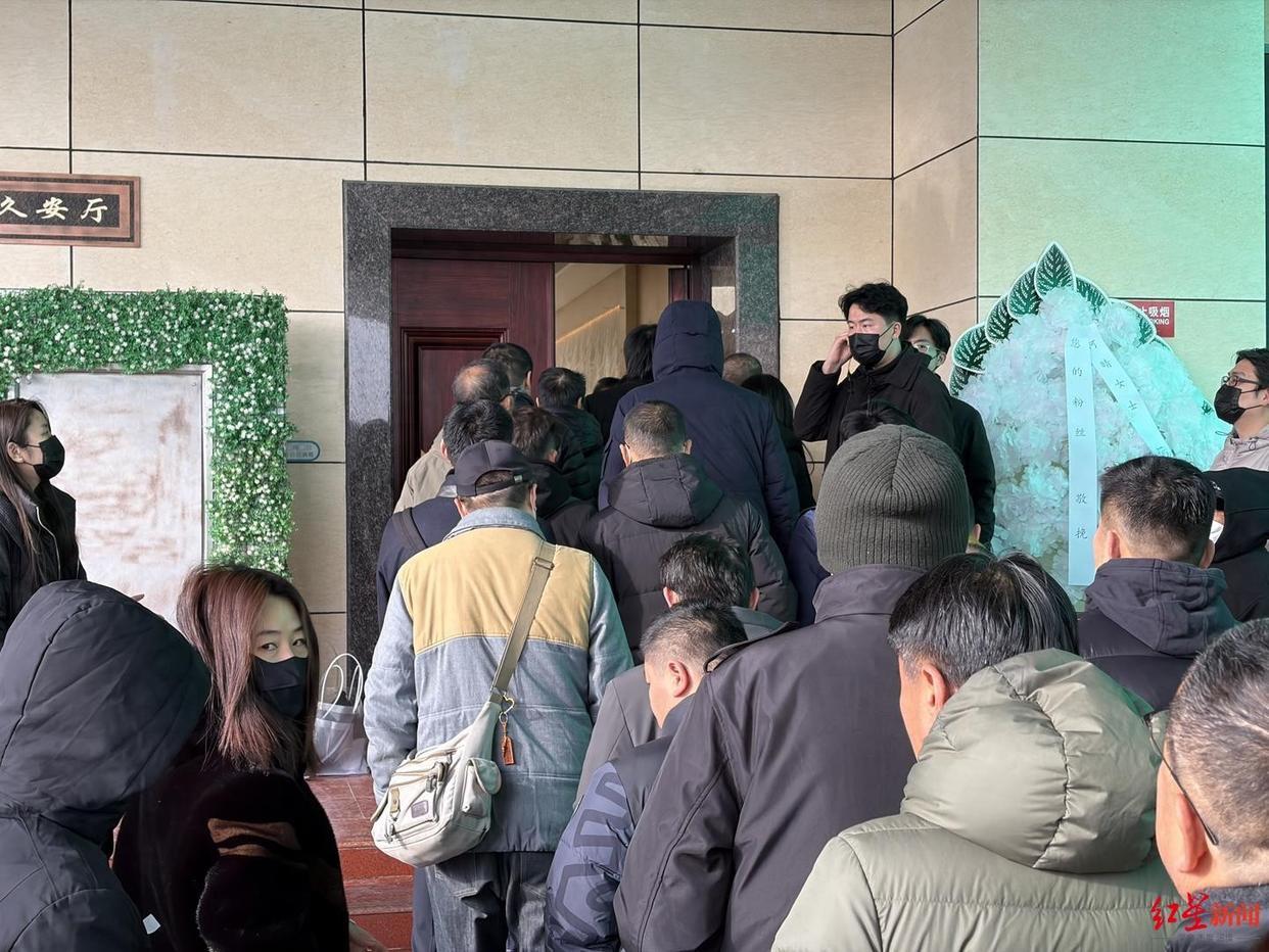 何晴告別儀式曝出噁心一幕！入殮師斥責媒體人，在告別廳門口架着攝像機拍攝