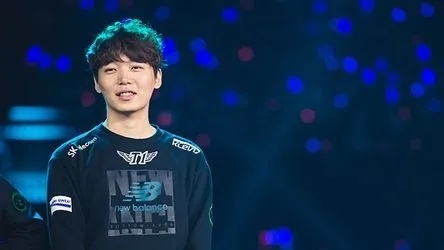 这也是一个很有争议的话题,如果从荣誉上来说,skt的两代上单marin和