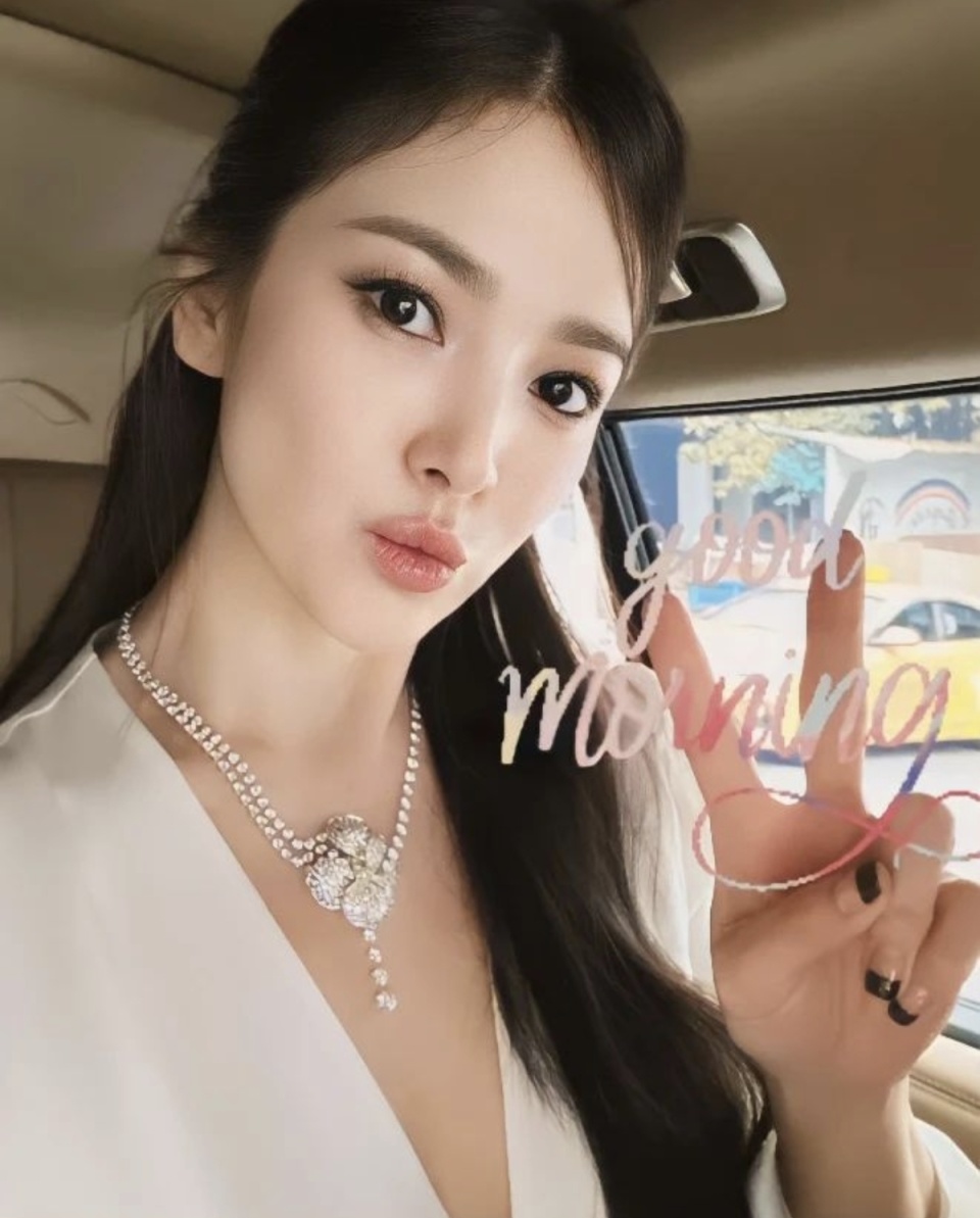 宋慧乔嘟嘴秀可爱!深胸白裙搭配彩色项链,一秒圈粉万千少年_腾讯新闻