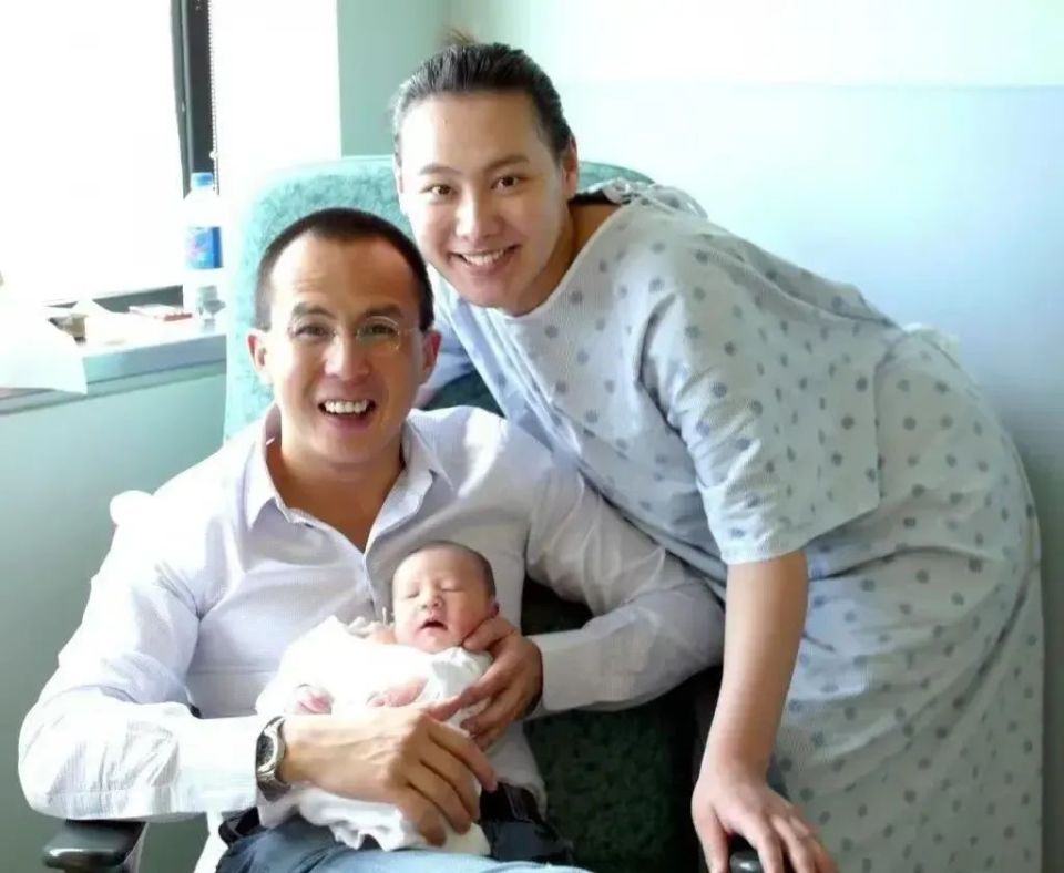 李长治出生不到两年,妈妈梁洛施和爸爸李泽楷就分手了,梁洛施随后带着