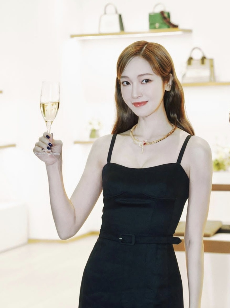 郑秀妍简洁高档的包搭配无袖礼服,散发出无可抵挡的时尚魅力