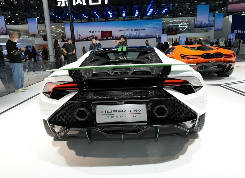 兰博基尼是男人的梦,推出车前盖顶部绿色套装,"带点绿,过得去"_腾讯新