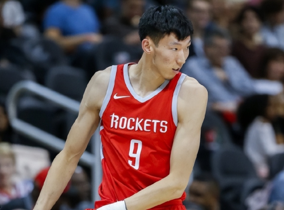 盘点效力过NBA的6位中国球员薪资：孙悦44万美元，周琦133万美元_腾讯新闻