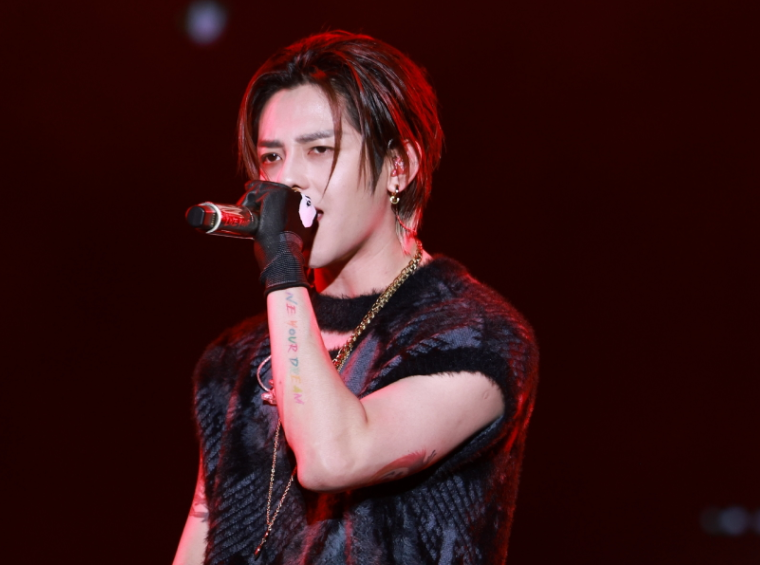 追星出现爽文,路人对粉丝指手画脚,符龙飞下场替粉丝怼路人?_腾讯新闻