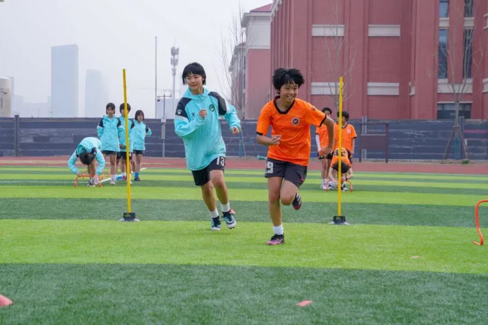 初中阶段,铁一中保持将足球作为体育课的重要构成,也鼓励学生课