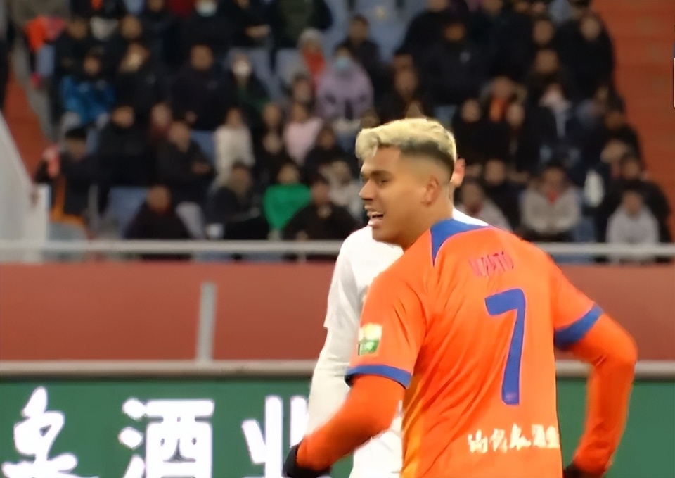 42大胜山东泰山开门红四外援全进球前中超冠军半场崩盘