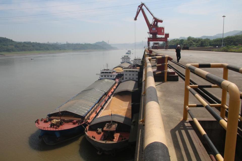 重庆涪陵龙头港发出首趟"散改集"粮食班列