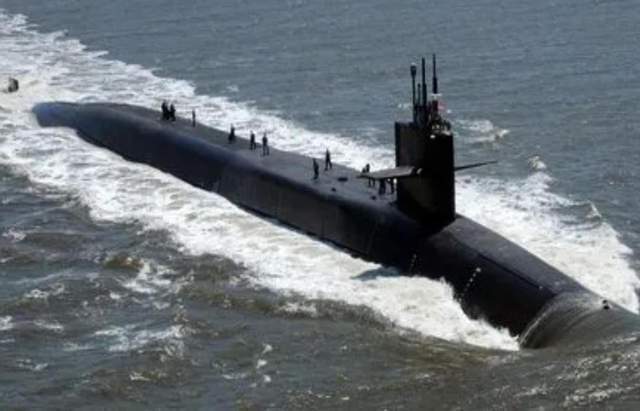 心虚了?美军首次公开核潜艇装弹照片,威慑中国