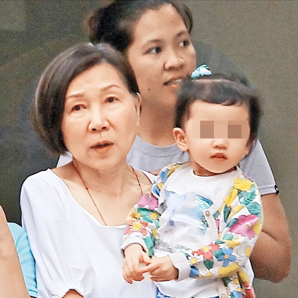 刘恺威带女儿现身加拿大,9岁小糯米形体容貌出众,遗传杨幂神颜插图12