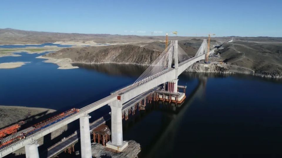 铁路兴疆!中国铁建在阿勒泰的诗与远方