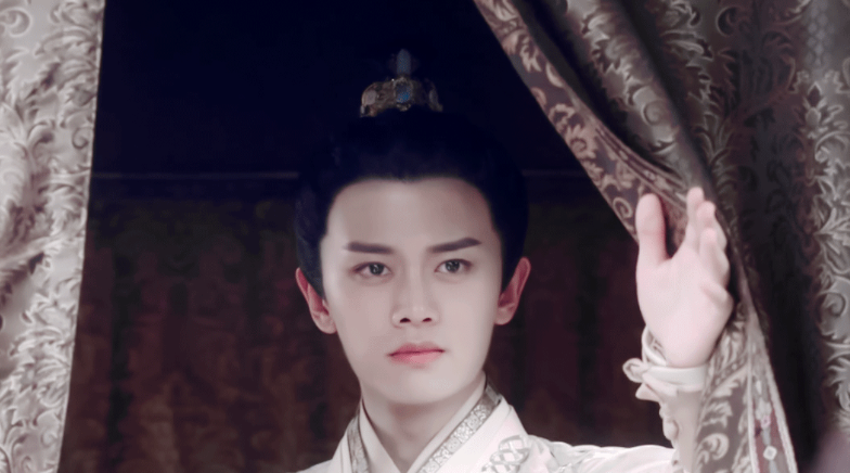 不过在2017年,28岁的任嘉伦客串出演《龙珠传奇》的时候,由于连轴转