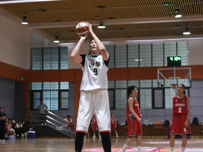 据在现场的媒体人王健透露,"张子宇说自己裸高大概223-224,"同时