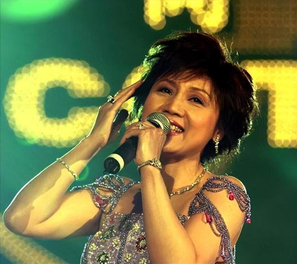 66岁张德兰突发意外！后台摔倒送医，曾上春晚爆火结婚37年无儿女_腾讯新闻