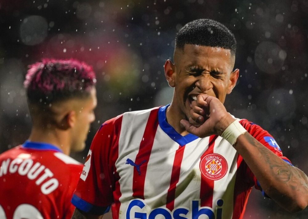 比赛刚刚开始不久,萨维奥获得非常好的机会,但是,他的近距离射门被