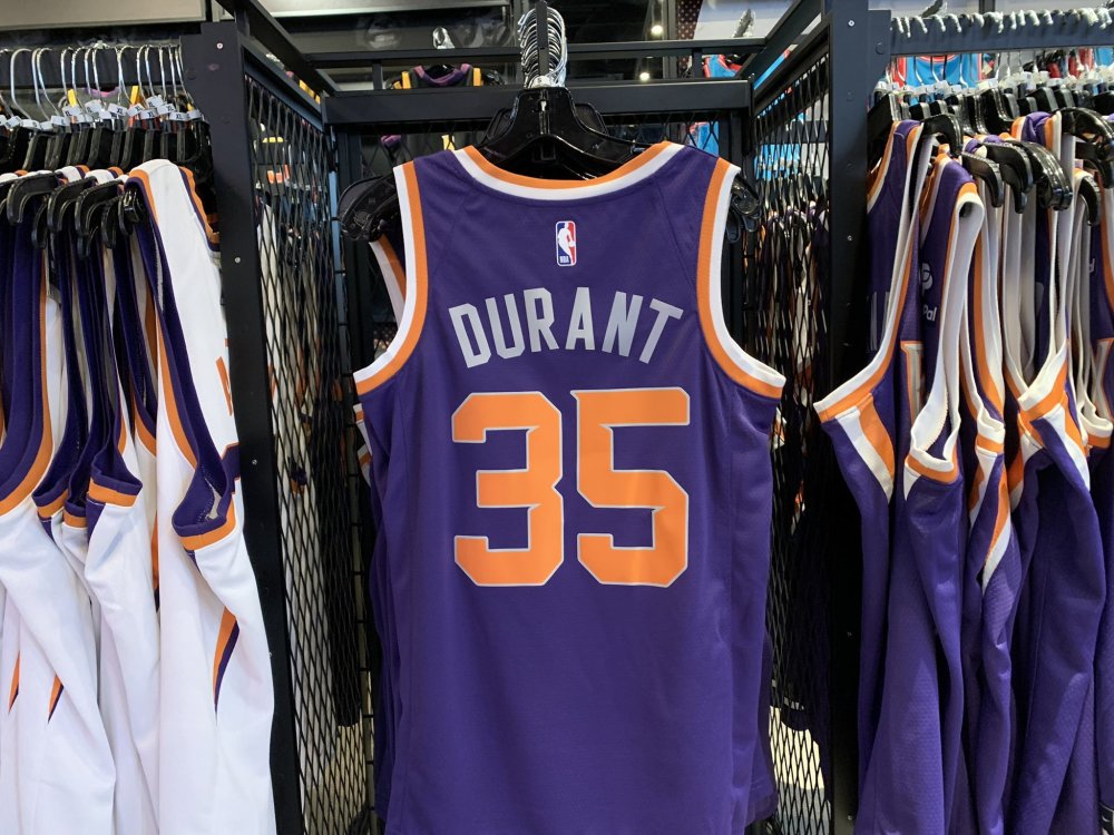 杜兰特正式亮相点燃球馆最新康复进展曝光球衣开售更衣柜挨着布克