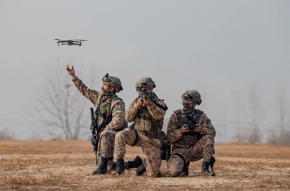 摸着美军过河,中国空降兵特战旅单兵装备大变样,对比美军无差距