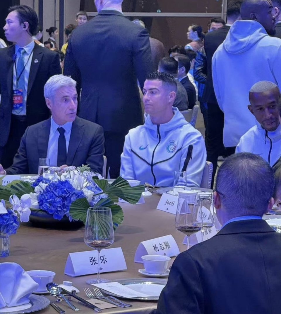 c罗欢迎晚宴:与董方卓握手致意,现场哄萌娃,熟练使用筷子吃饭_腾讯
