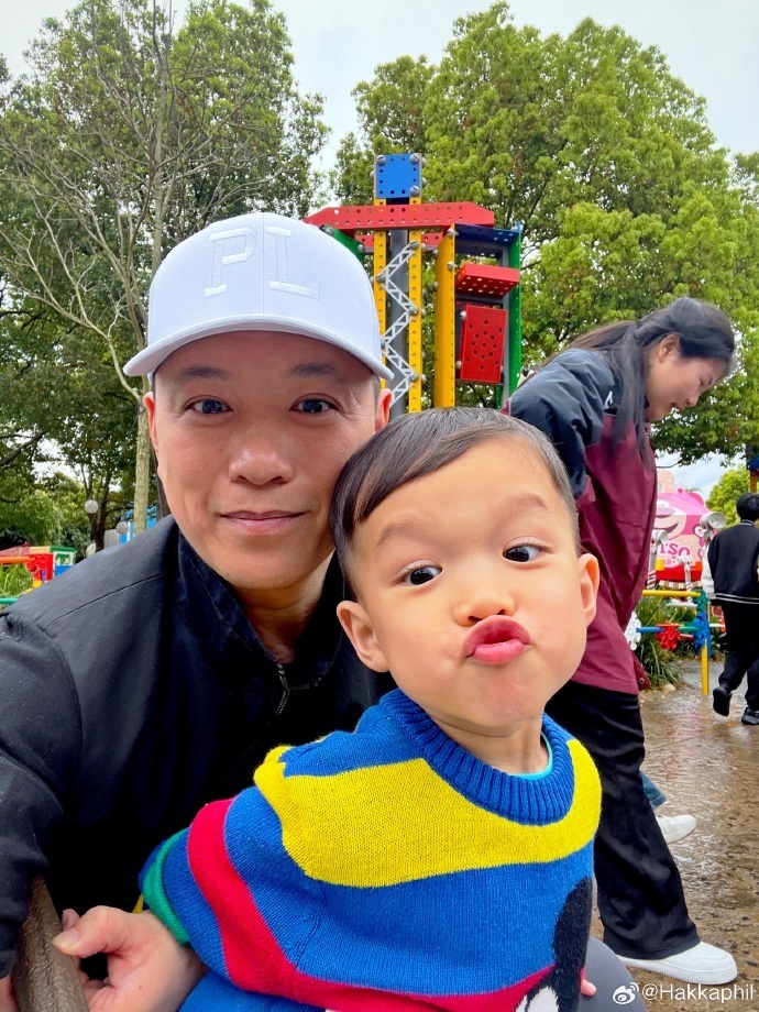 胡杏儿老公为三胎儿子庆生,奕宏遗传妈妈表演天赋,长得最像杏儿_腾讯