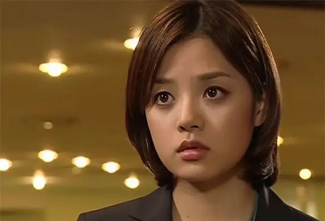 蔡琳在21岁时因主演韩剧《夏娃的诱惑》而走红,后续出演不少电视剧