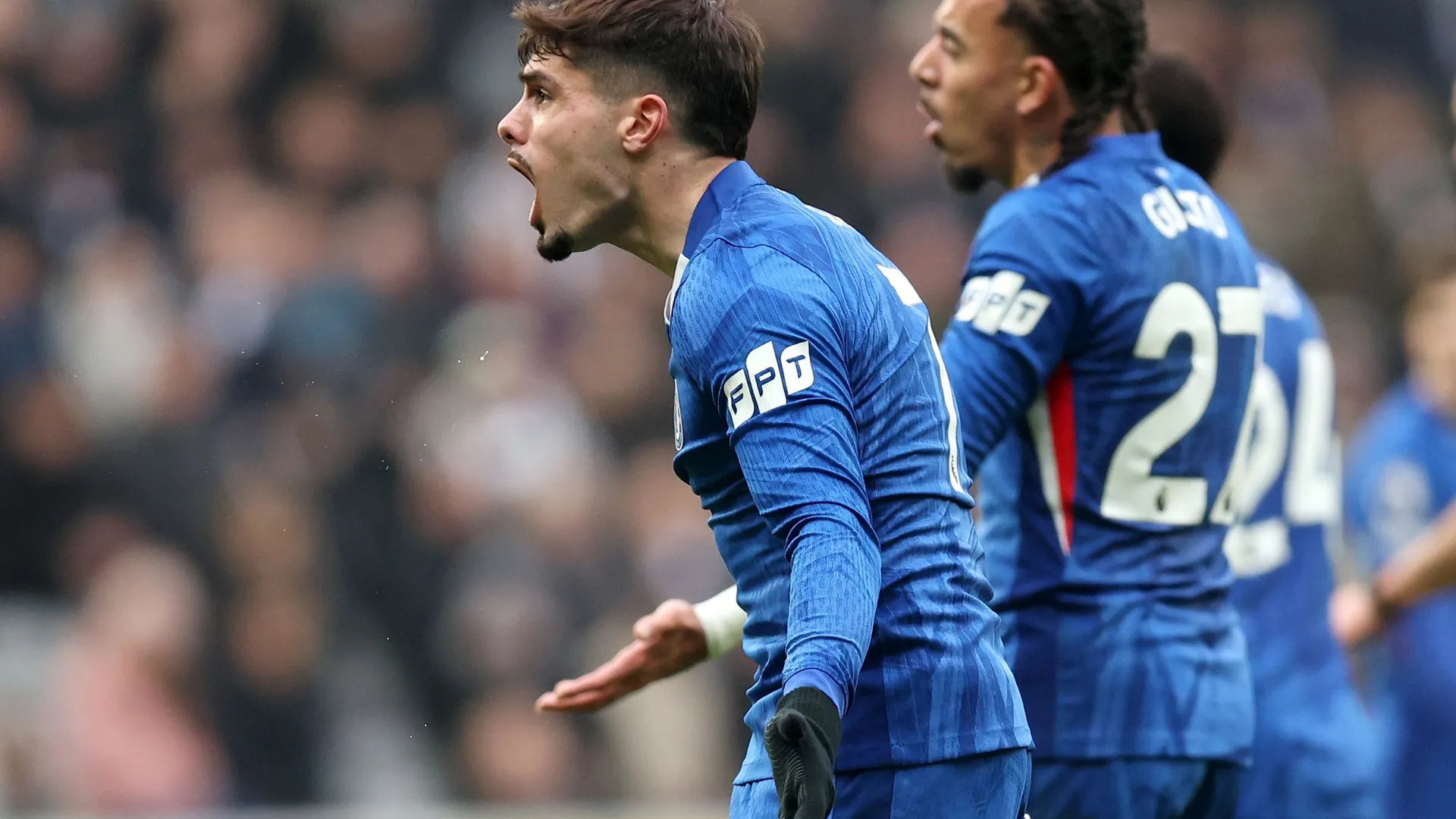 英超巨大爭議！戈登被撞倒無點，查洛巴險送點，埃迪豪暴怒