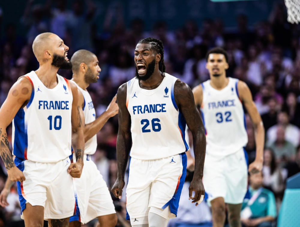 法国男篮开门红 文班19分4断3帽巴图姆成大腿