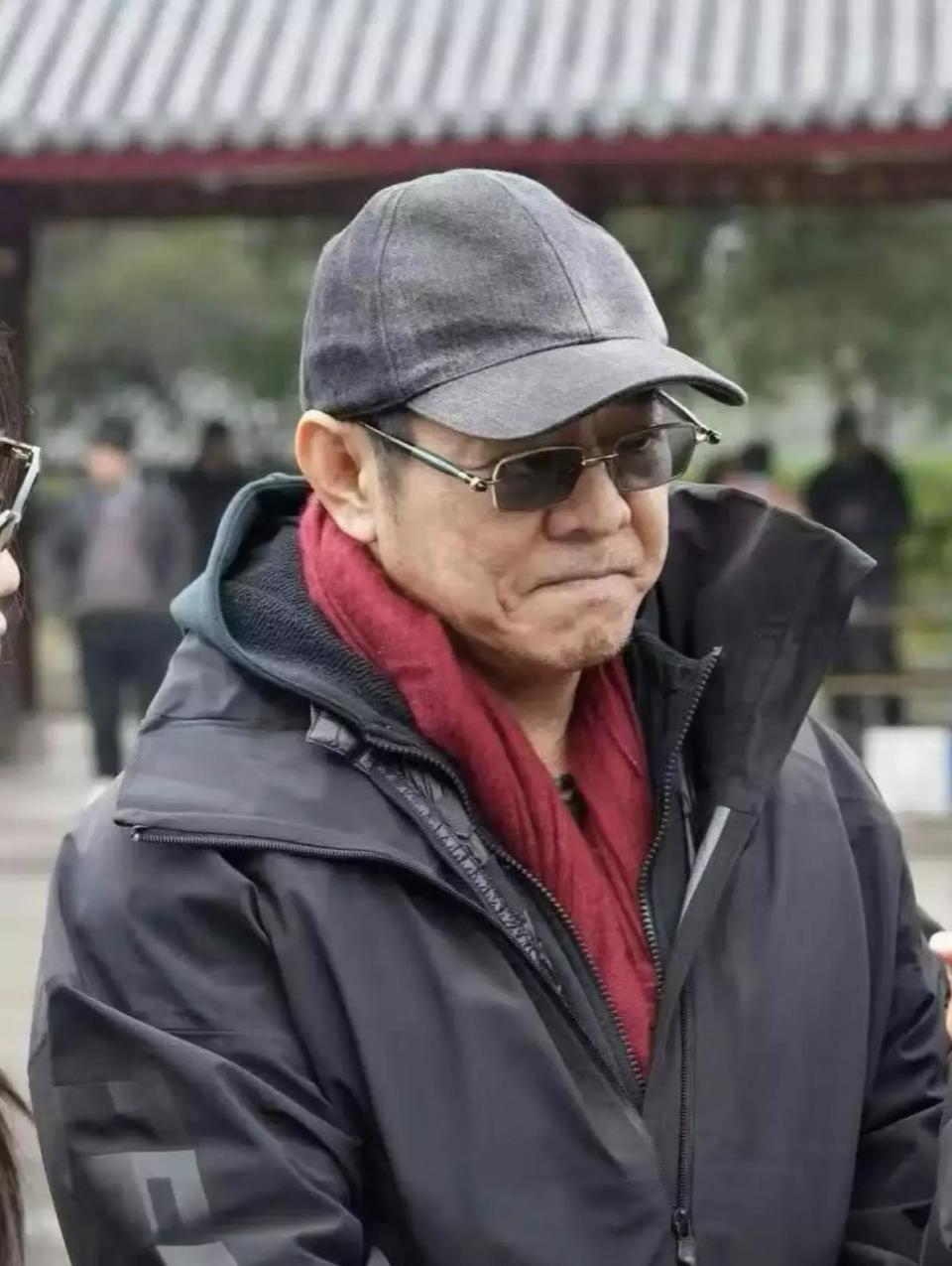 李连杰与女儿现身九华山,打扮朴素显沧桑,换心谣言直接击碎