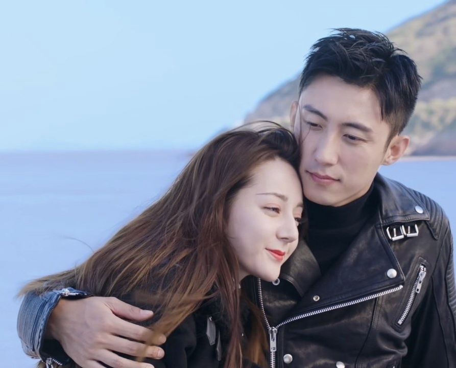 迪丽热巴大粉脱粉回踩,质疑其秀恩爱,狗仔又锤黄景瑜"家暴"