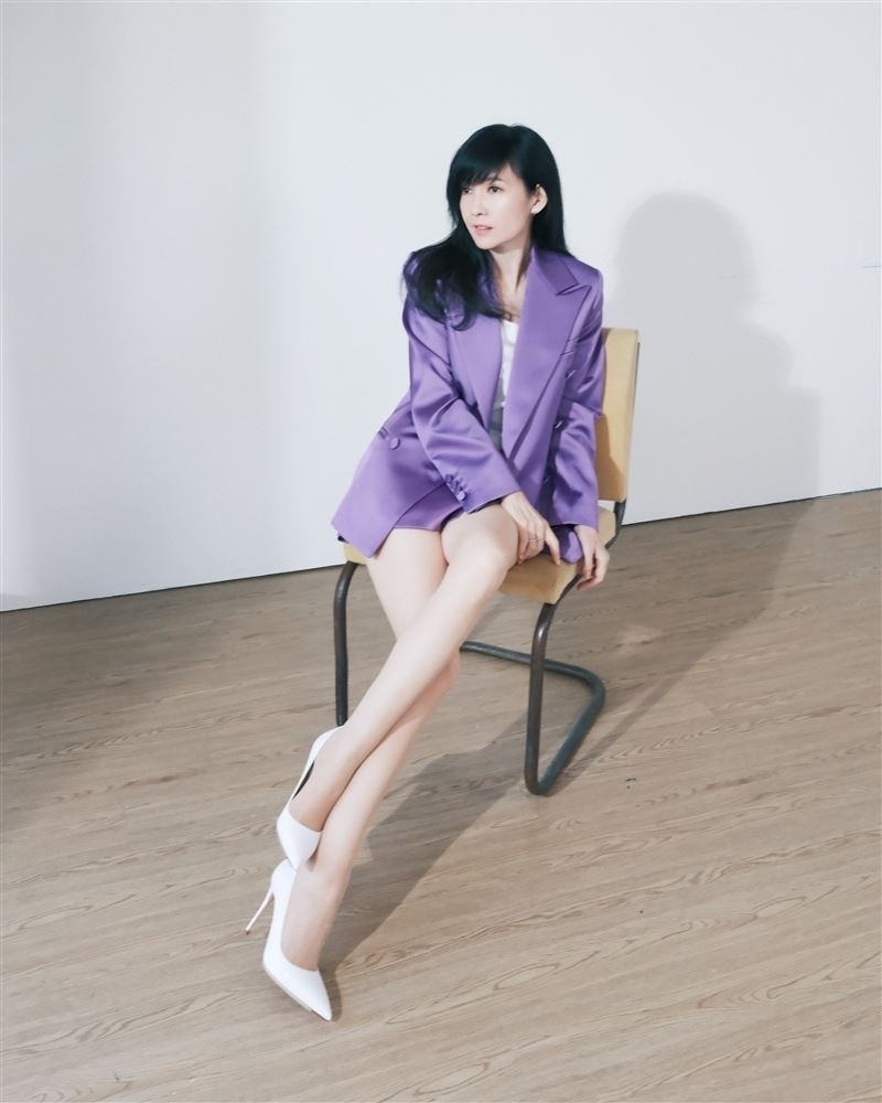 只见周慧敏斜靠在椅子上,双腿蜷放在一起,淑女感爆棚.