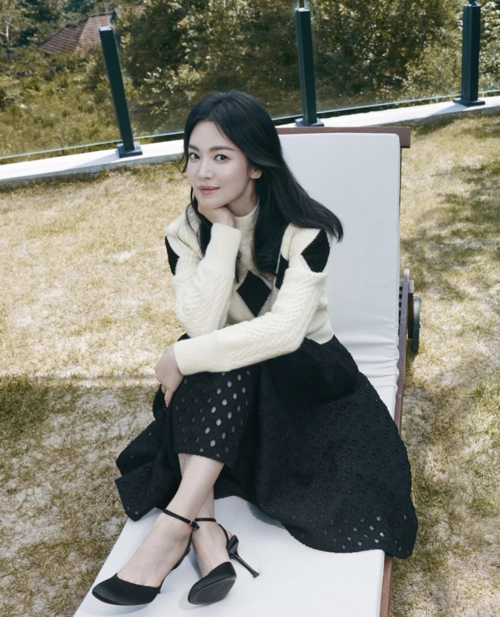 宋慧乔黑色与黄色的完美穿搭,好友朴率美和李真都纷纷点赞