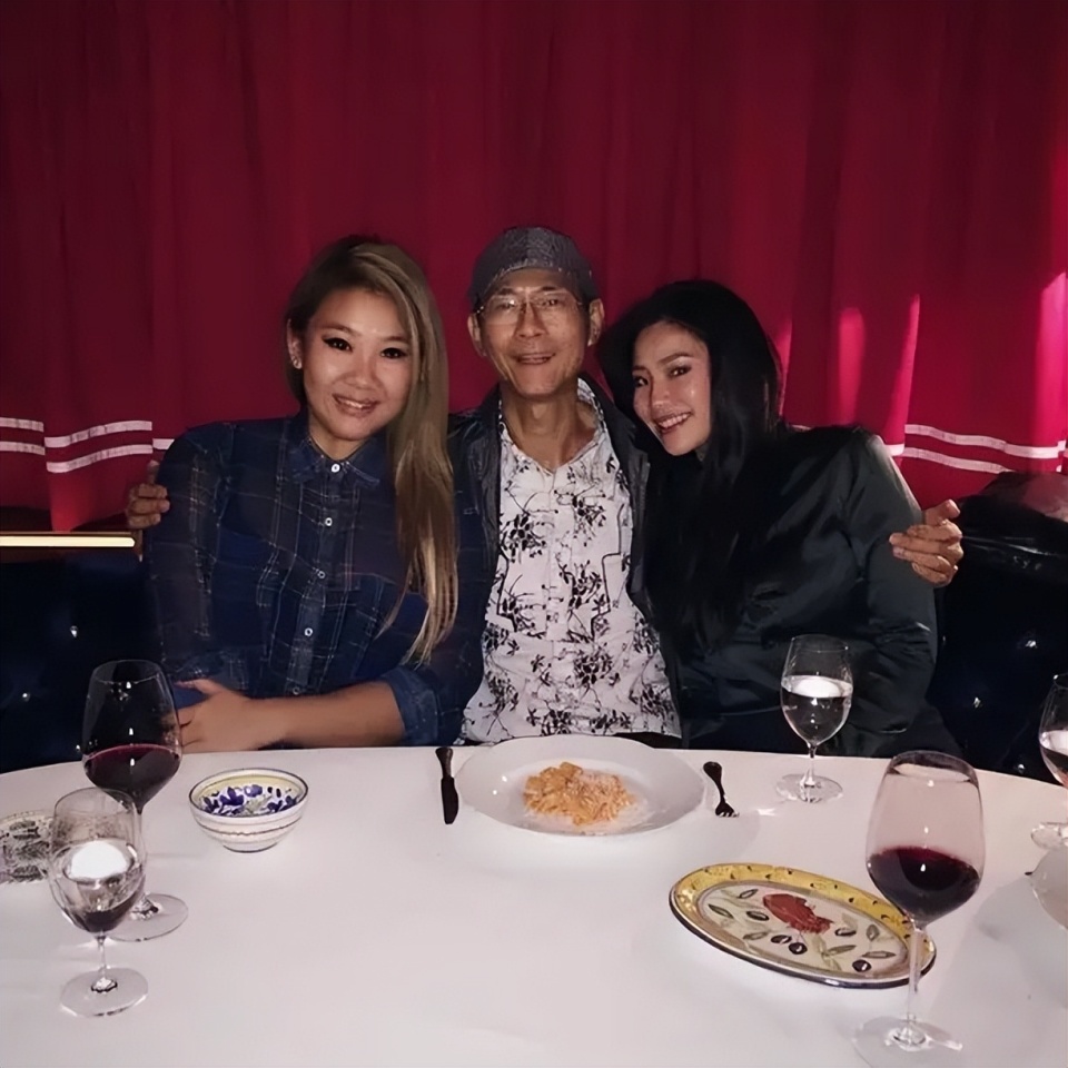 郑少秋55岁长女上吊自杀,从小被灌输父亲是渣男,死前陷入三角恋_腾讯