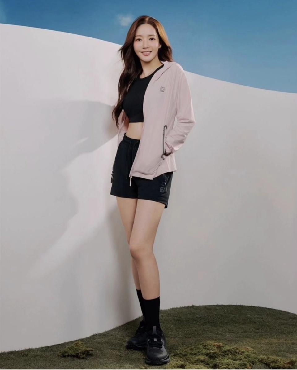 朴敏英用夹克与短裤的完美搭配,展现舒适干练时尚感