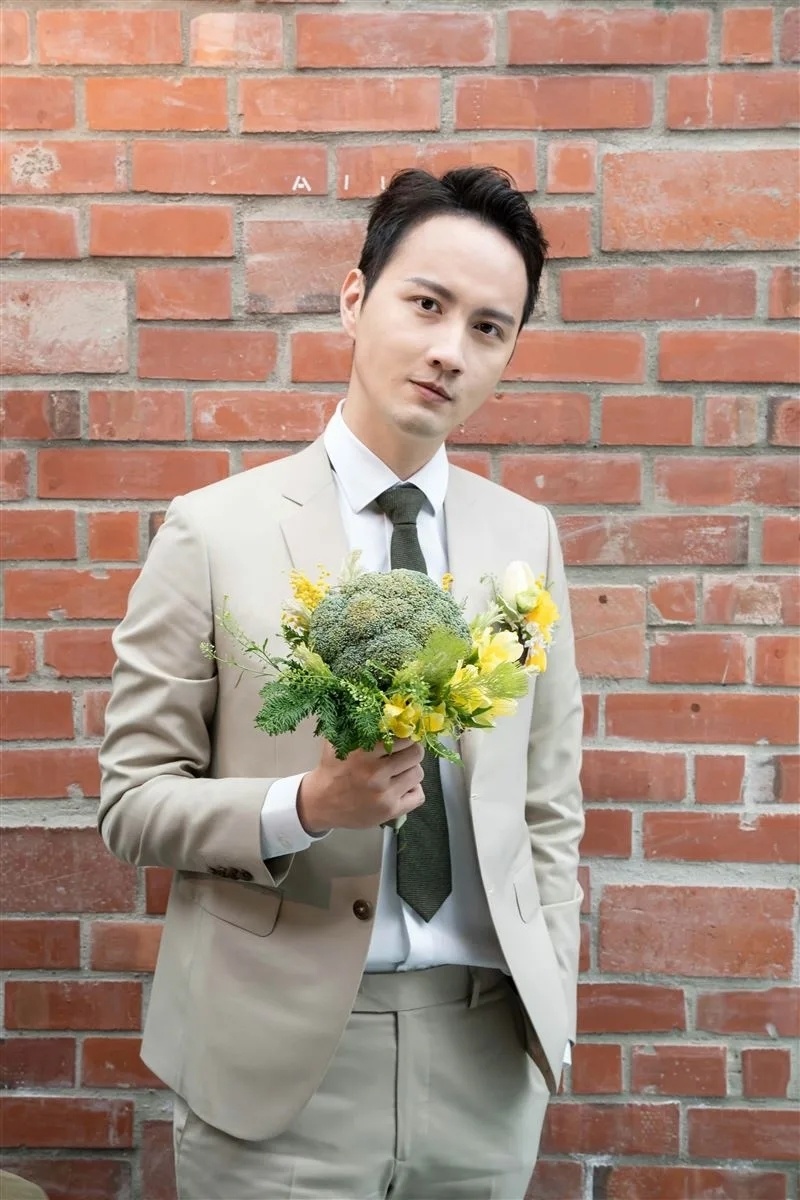 恭喜台湾知名女星夏如芝与小7岁老公补办婚礼2岁女儿当花童